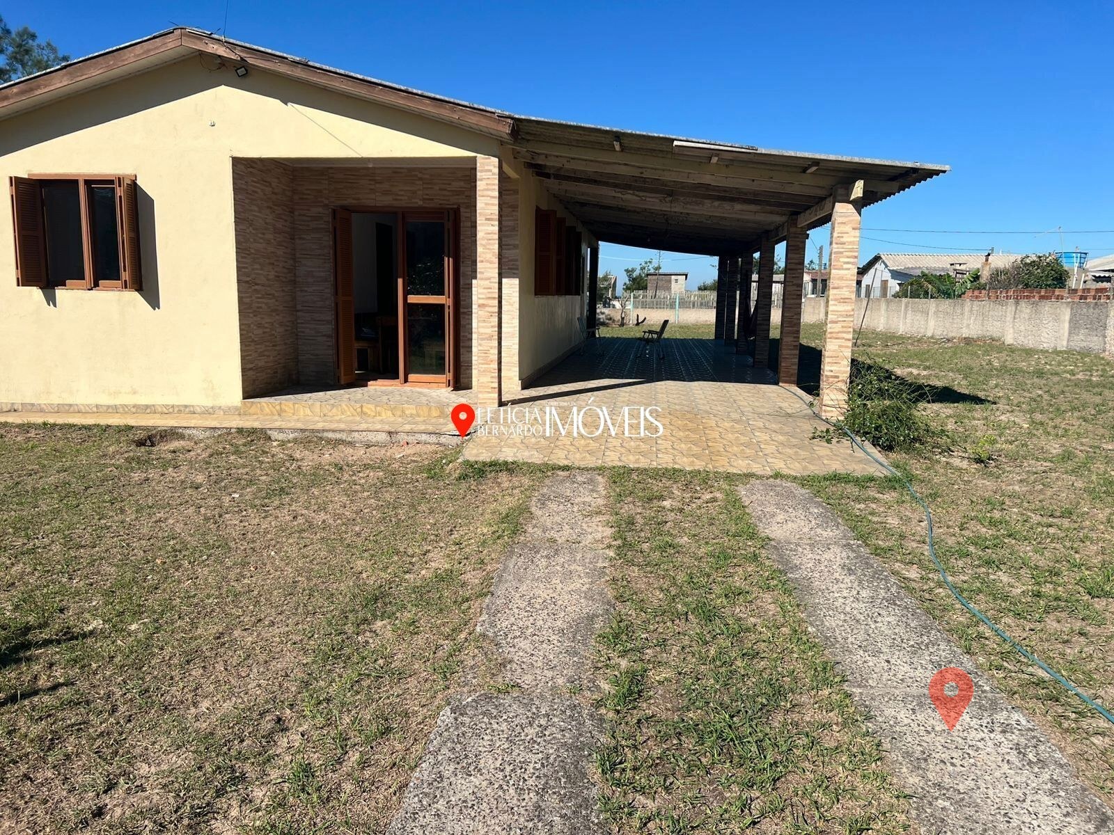 CASA ACONCHEGANTE EM AMPLO TERRENO – EM BALNEÁRIO PINHAL! — foto 1