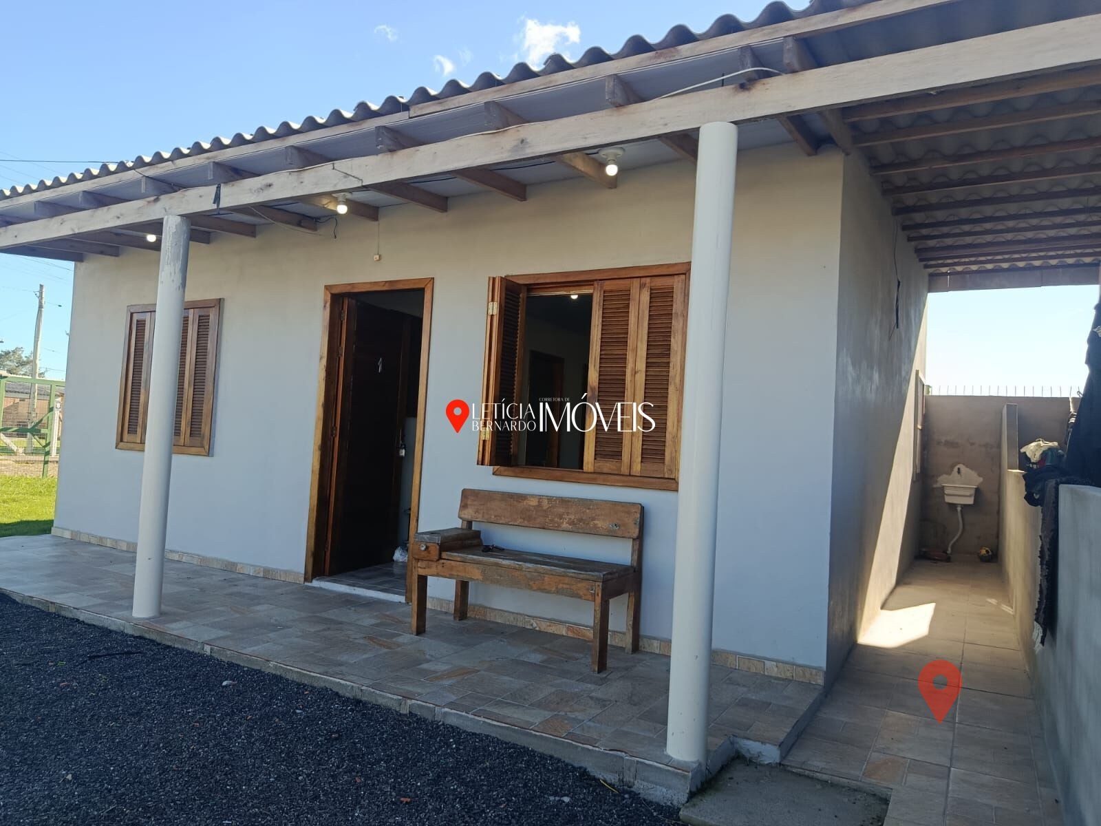 CASA DE ESQUINA COM DUAS CASAS no terreno -R$ 240 mil! — foto 1