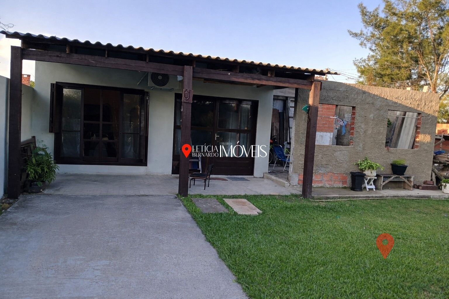 CASA DE ESQUINA EM BALNEÁRIO PINHAL — foto 1